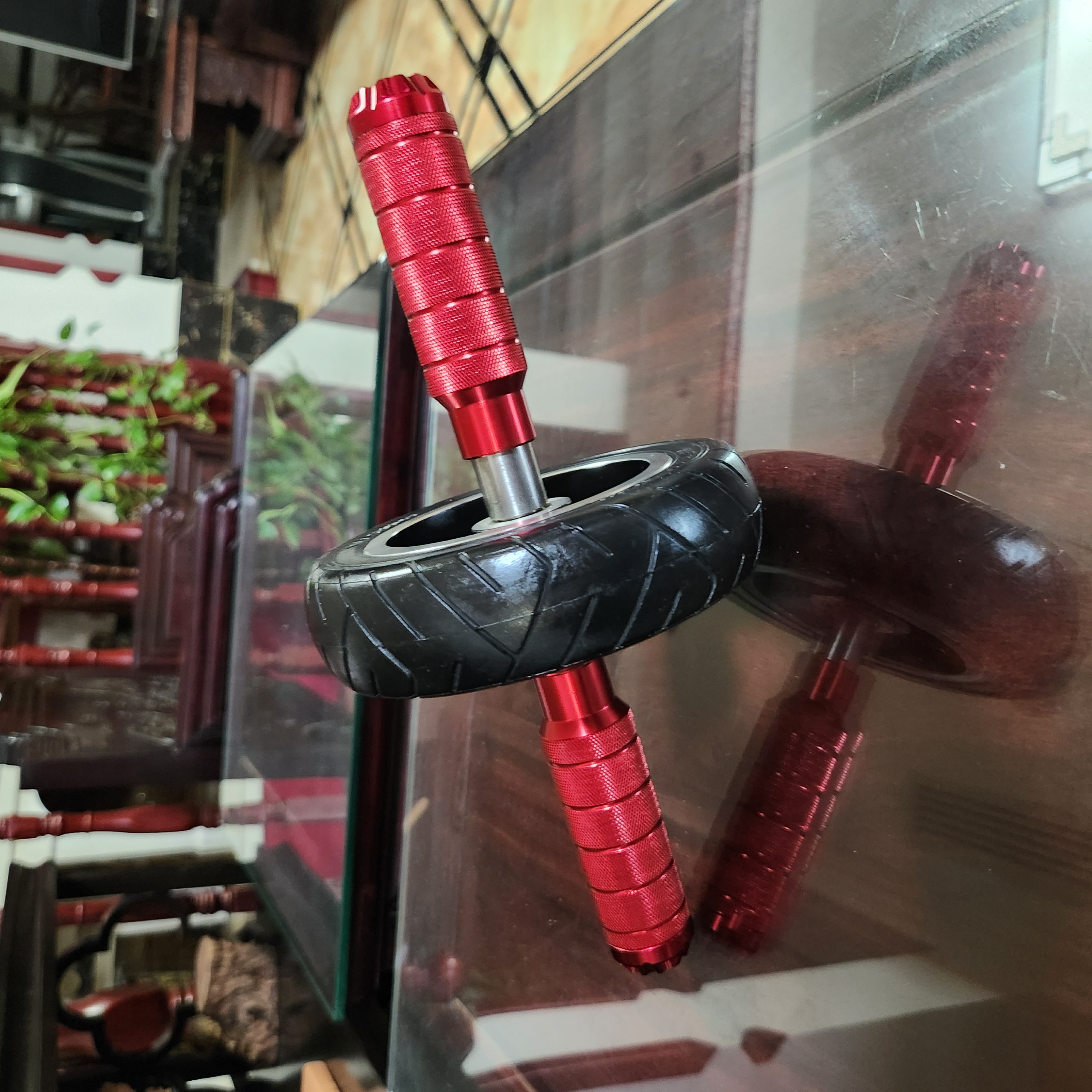 健腹轮直径14.5厘米，宽4厘米，铝合金轮毂，铝合金把手，单边长度13