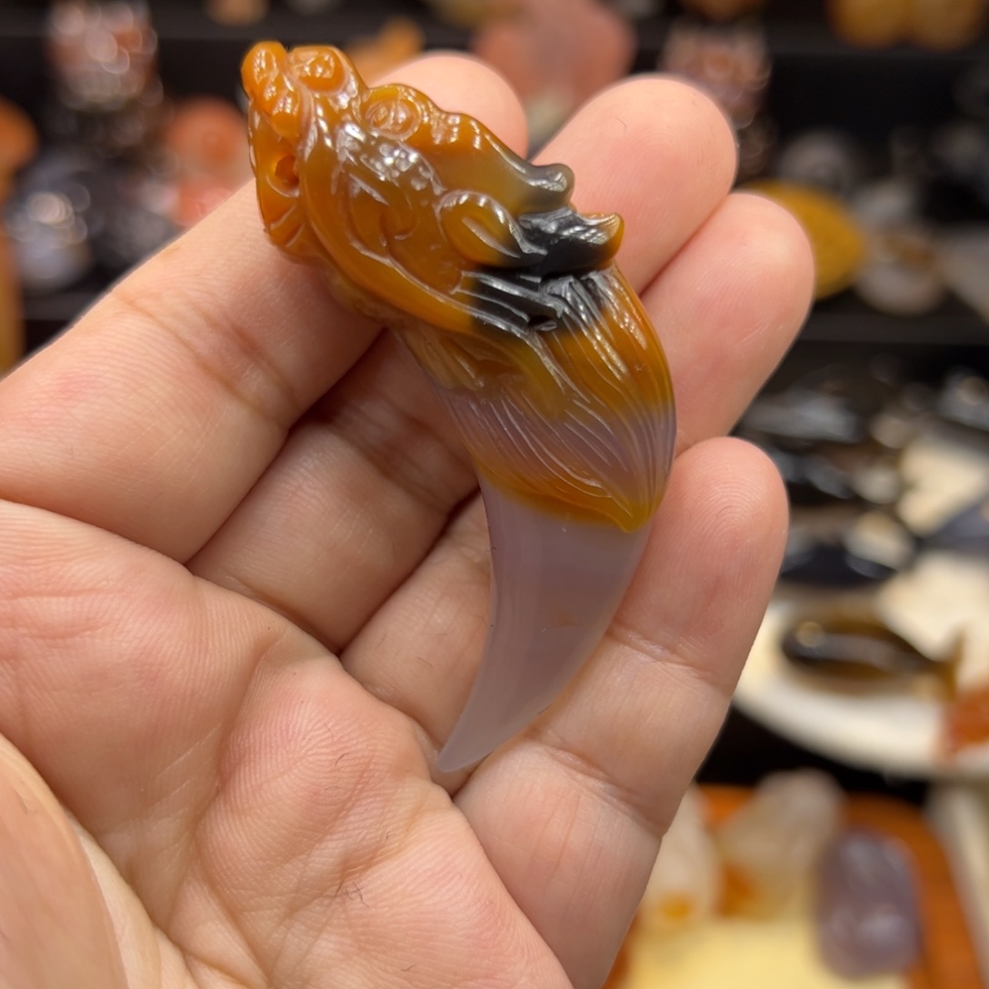 玛瑙/玉髓未镶嵌手玩摆件龙牙