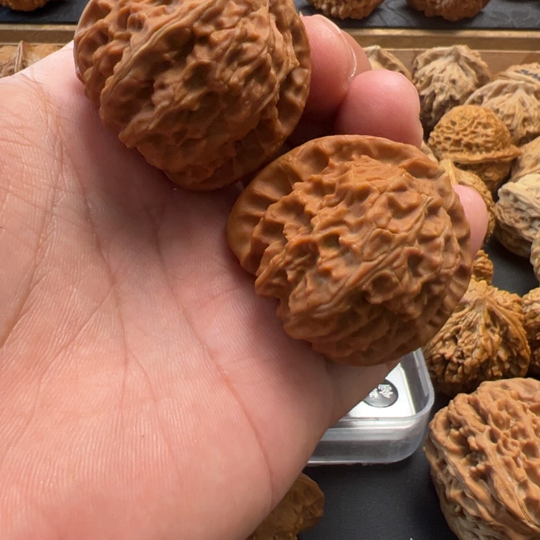 吊坠桃核文玩核桃，白狮子有黄