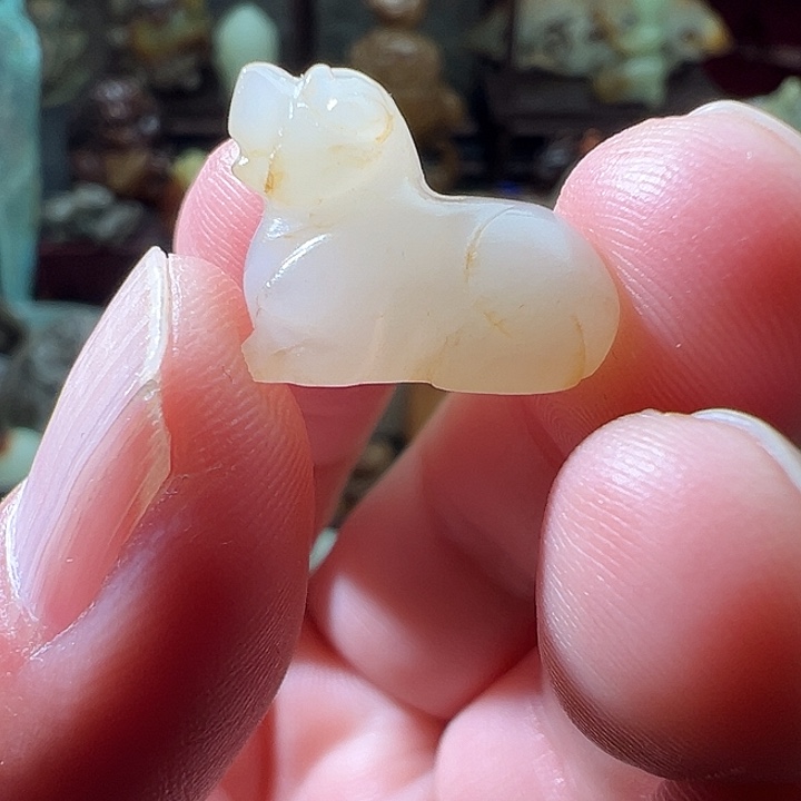 勇***影和田玉（糖玉）未镶嵌挂件玉器鉴定专家认为