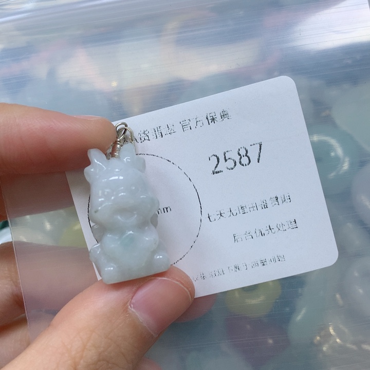 翡翠挂件未镶嵌翡翠