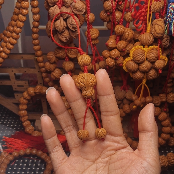 木质类龙纹桃枭挂件