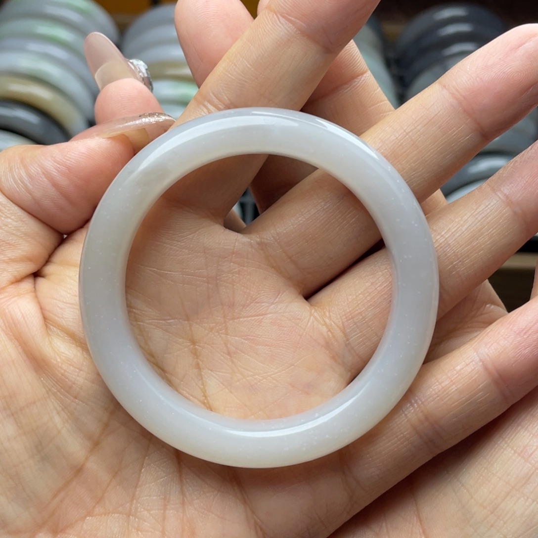 你***嘛和田玉未镶嵌手镯有包容