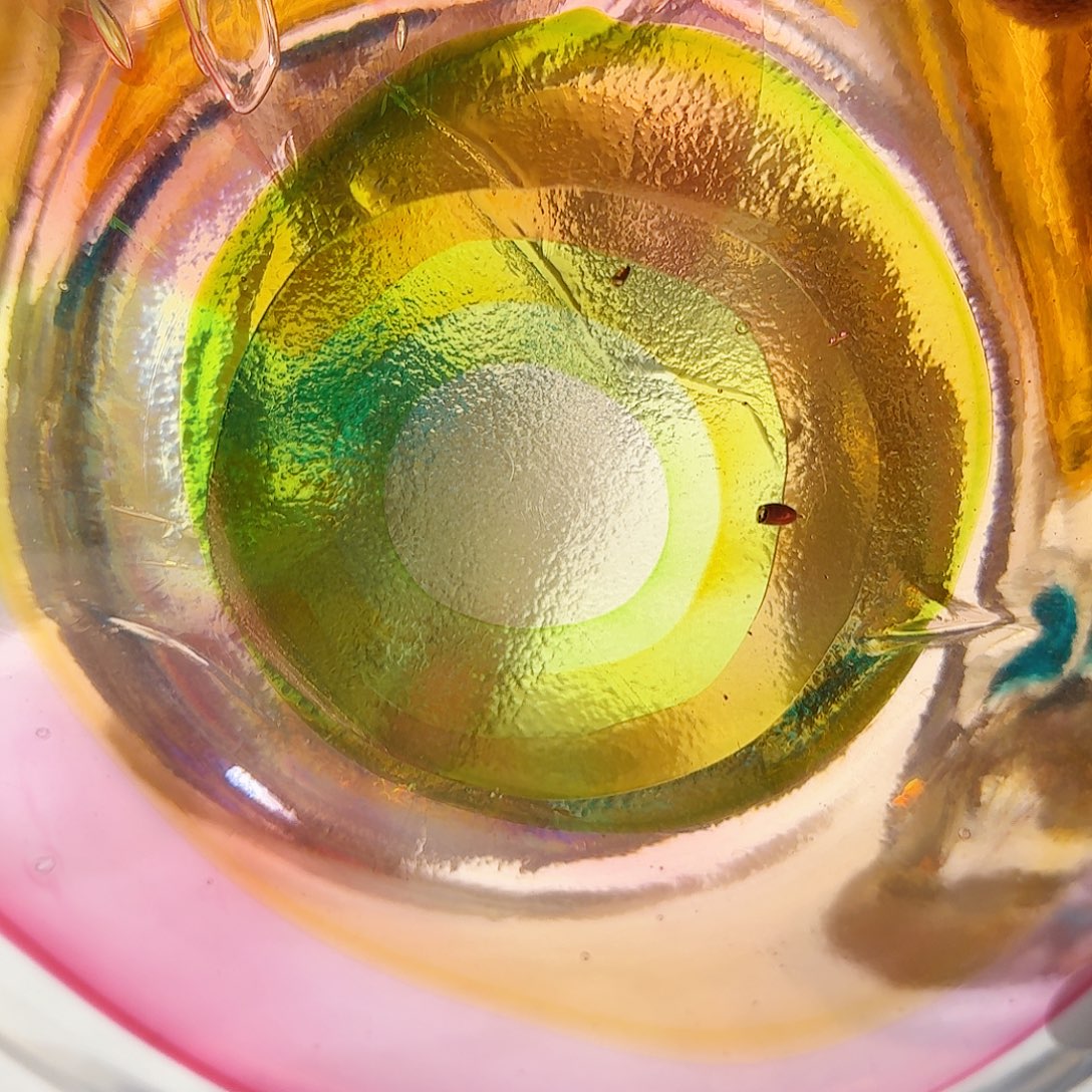 摆件琉璃塔和塔顶建筑构成完整