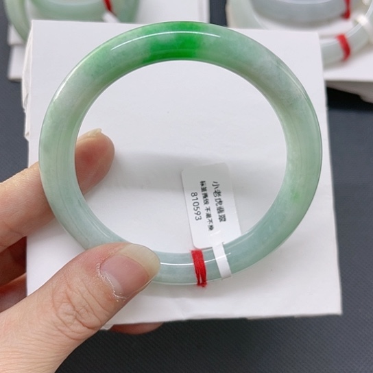 翡翠手镯未镶嵌A货