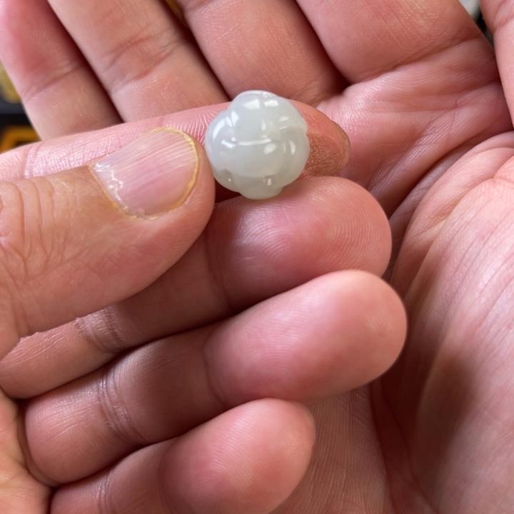 超***荷和田玉未镶嵌手饰绣球珠