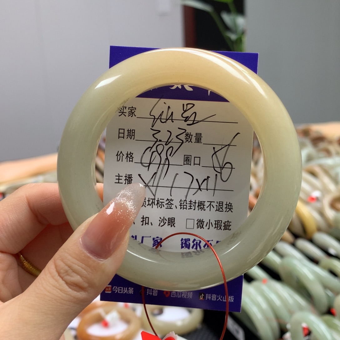 石英质玉未镶嵌手镯仙****?