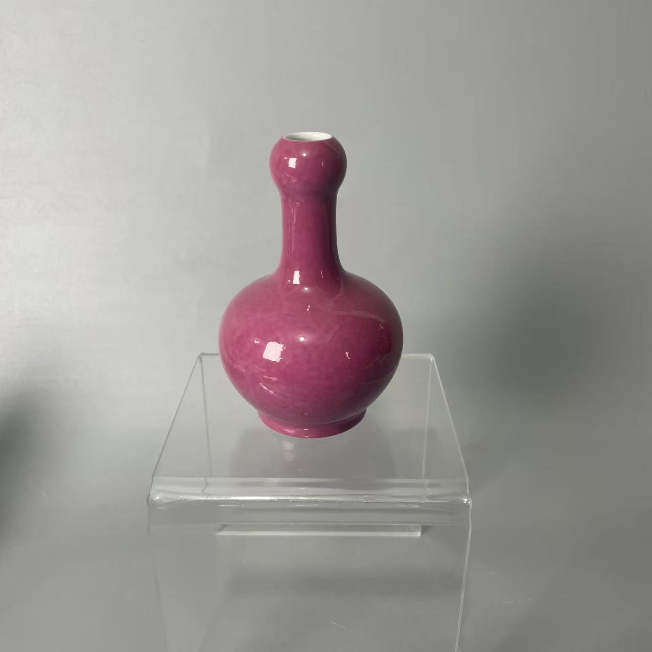 胭脂水单色釉蒜头瓶