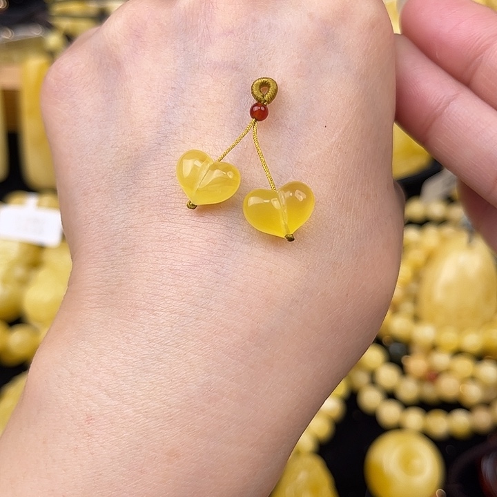 琥珀未镶嵌颈饰琥珀，多样性发其一