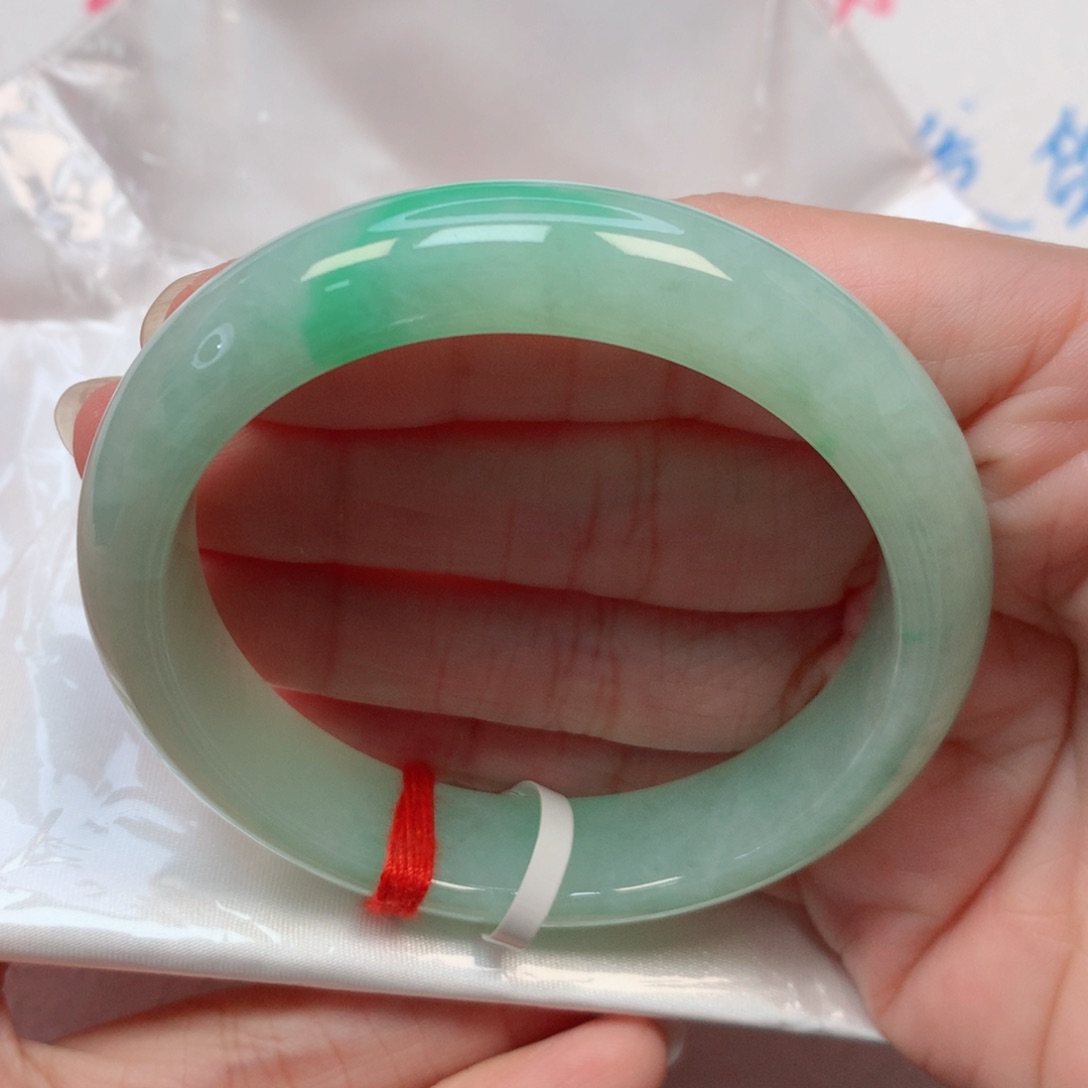 翡翠手镯未镶嵌54.7圈 晴底飘果绿