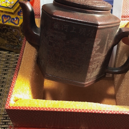 紫砂茶壶原矿泥料手工制作紫砂壶。