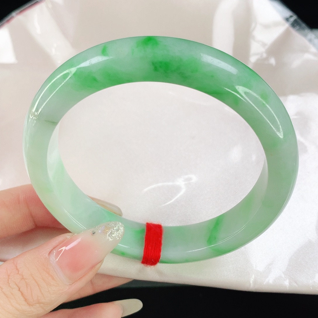 翡翠手镯未镶嵌有纹裂抠手