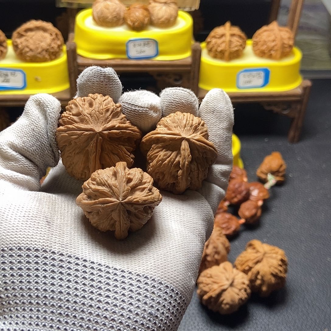 o***哥文玩核桃吊坠白狮子三棱四棱