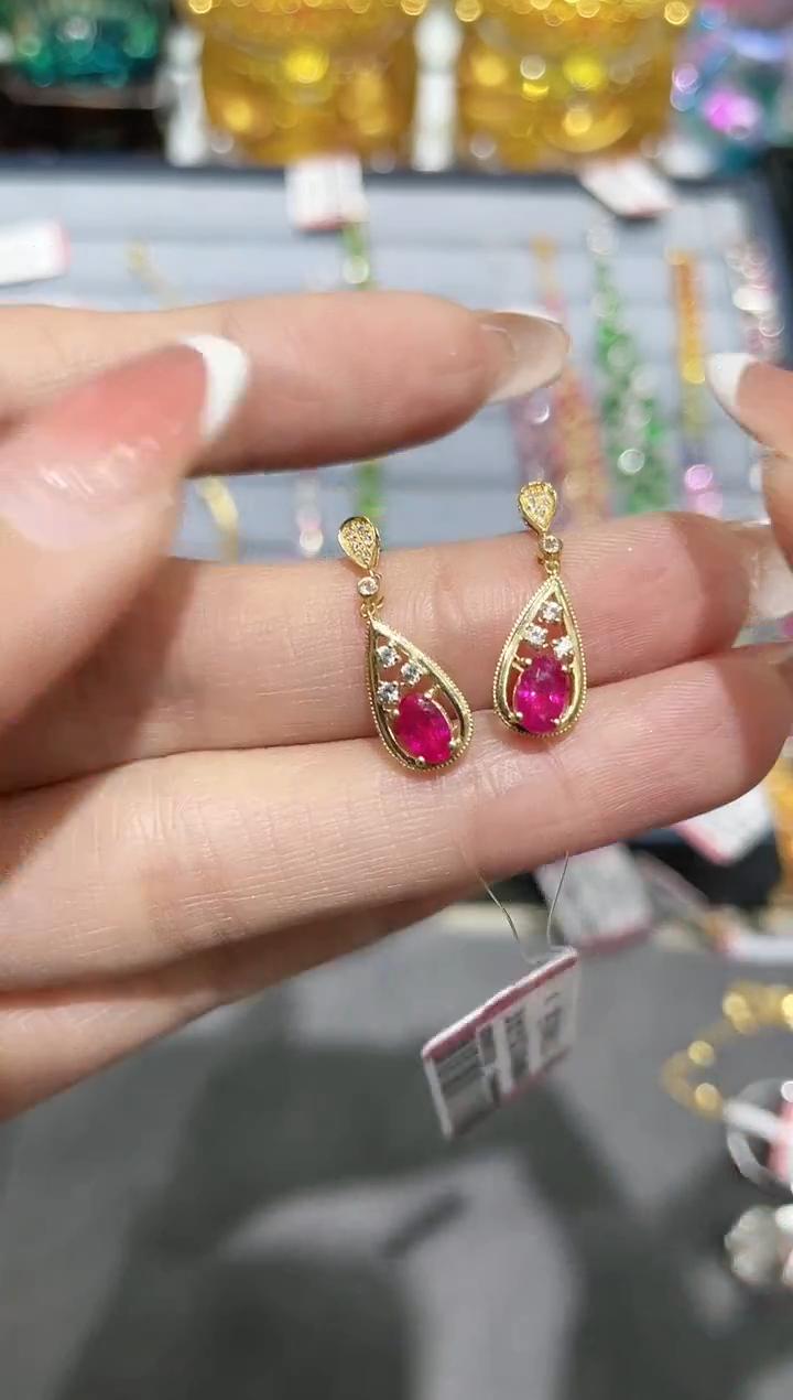 18K金镶嵌天然红宝石耳饰耳钉