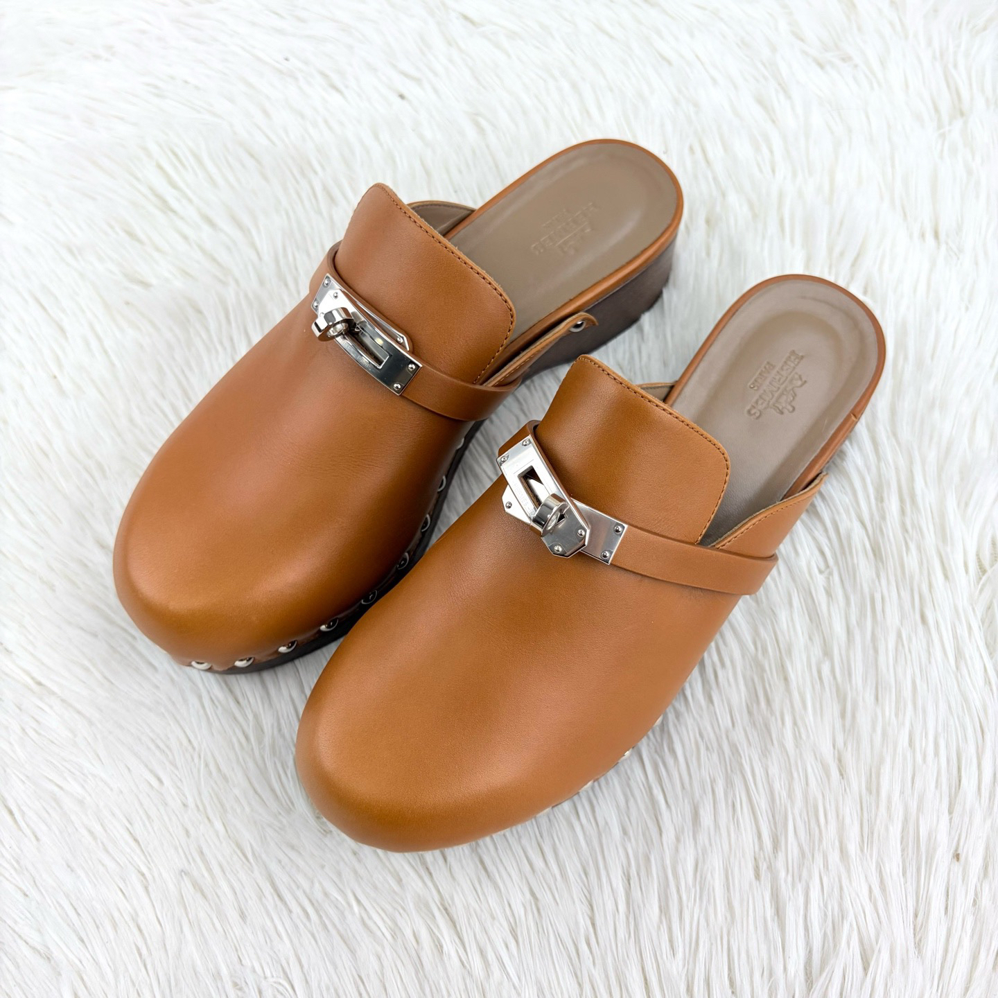 95新 Hermes/爱马仕 kelly银扣铆钉木屐金棕色穆勒鞋37码 咩