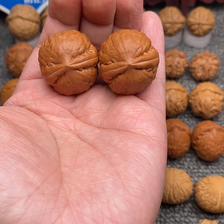 文玩核桃把件七****人虎头