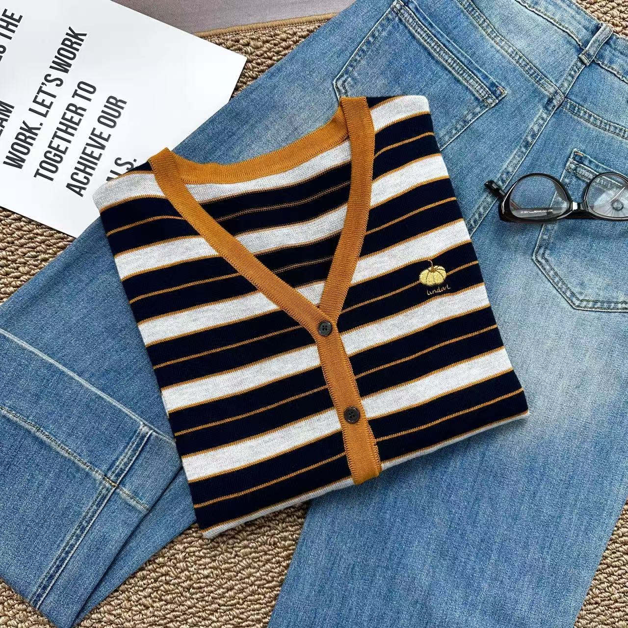 韩系撞色条纹~刺绣小南瓜复古气质款 针织开衫Y8297藏青条