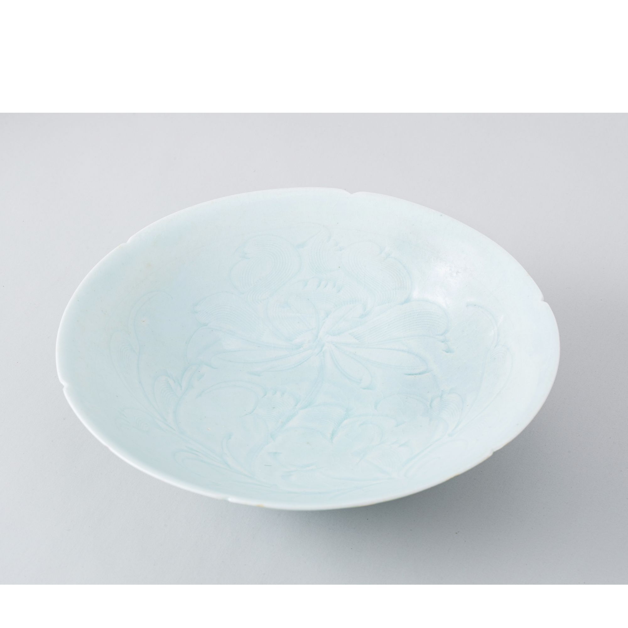 【拍卖】8、~青白釉刻划牡丹纹斗笠花口碗