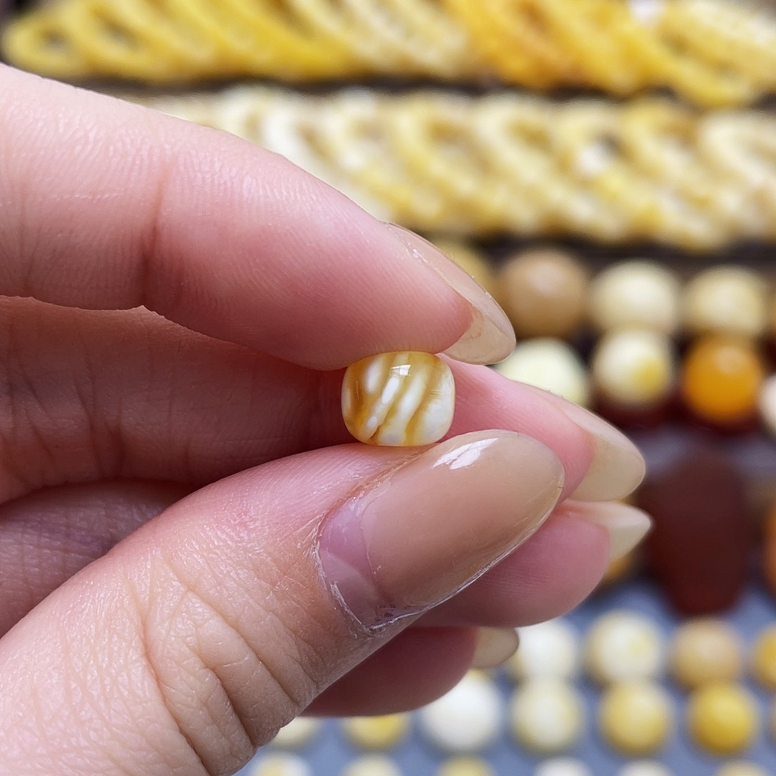 未镶嵌琥珀裸石蜜蜡老型8.2*6.8mm皮色