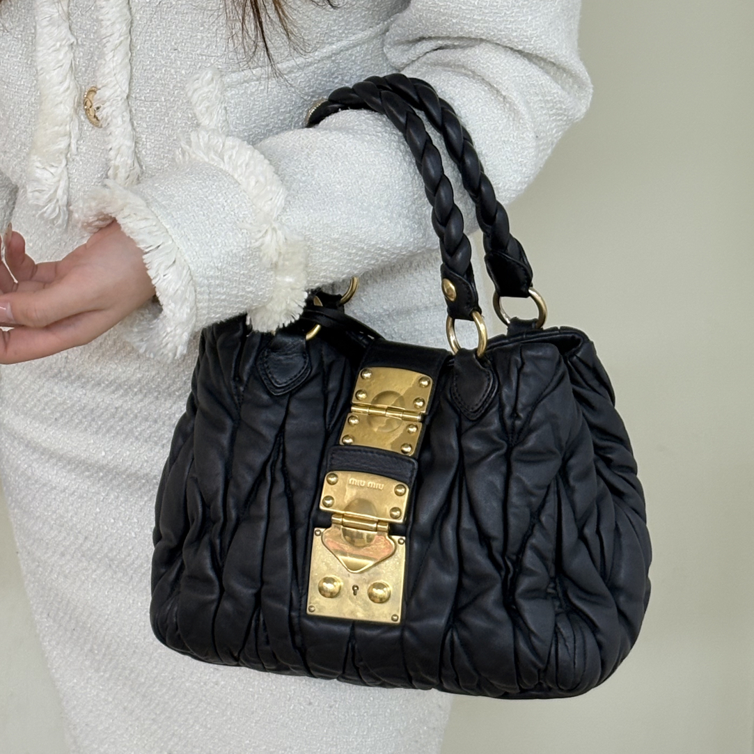 95新 MIU MIU/缪缪 miumiu黑色褶皱手提斜挎包