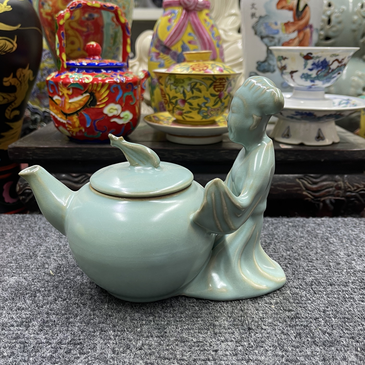 天青釉开片人物茶壶摆件