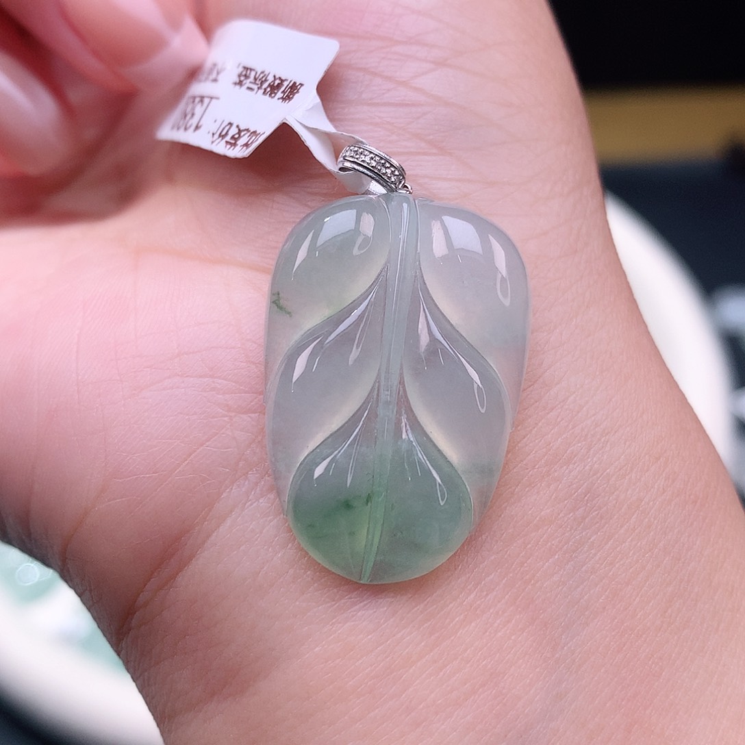 颈饰18K金镶嵌翡翠叶子