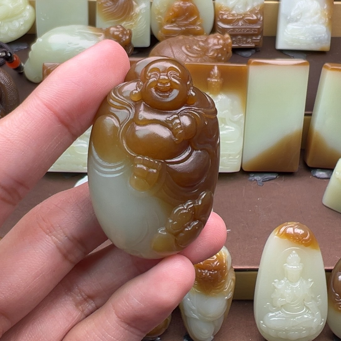 玉***人和田玉（糖玉）未镶嵌颈饰