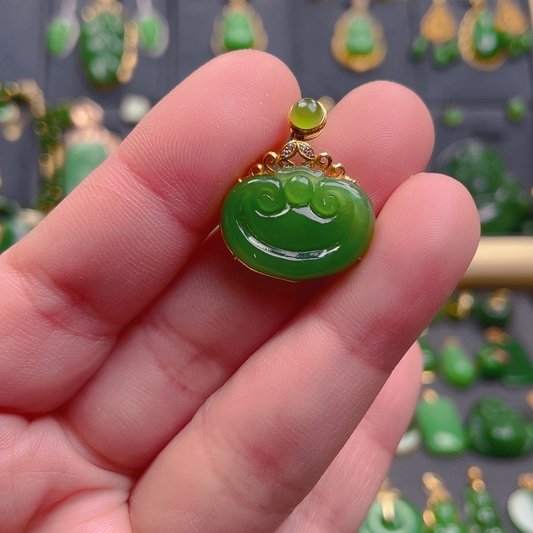 和田玉吊坠(不含链)18K金镶嵌1380