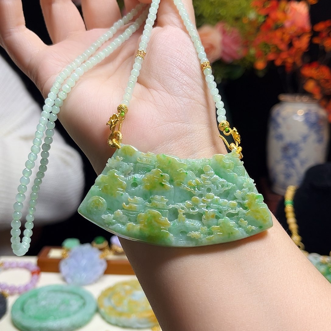 翡翠颈饰未镶嵌山水