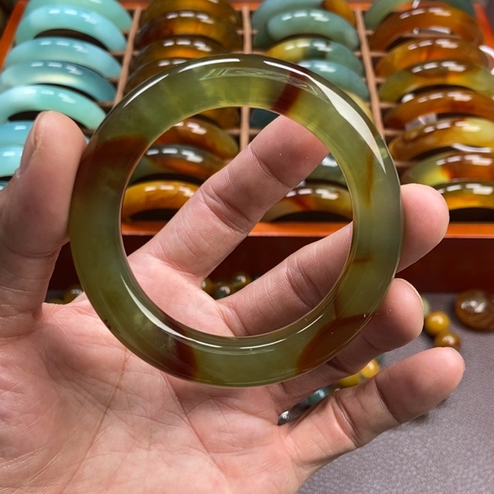 蛇纹石玉手镯未镶嵌晚***梨