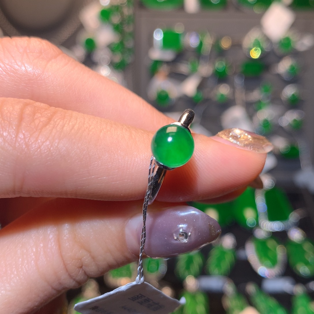 翡翠戒指18K金镶嵌蛋面