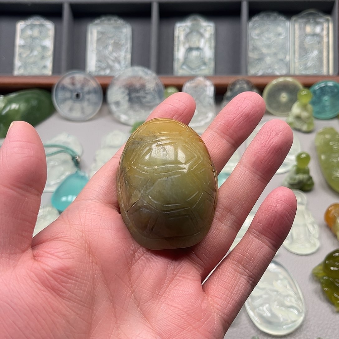 蛇纹石玉颈饰未镶嵌