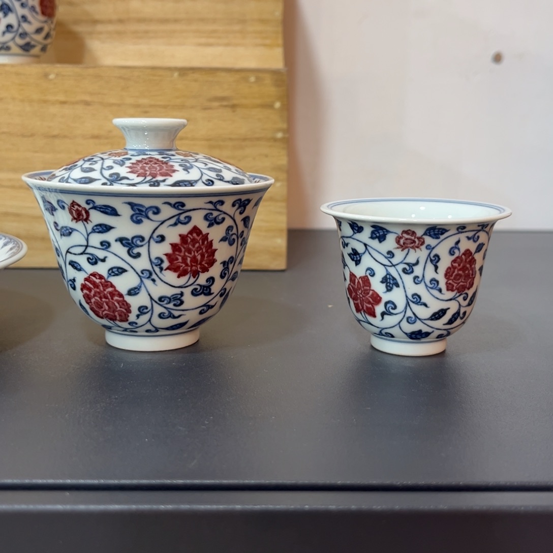 青花釉里红缠枝花卉两件套