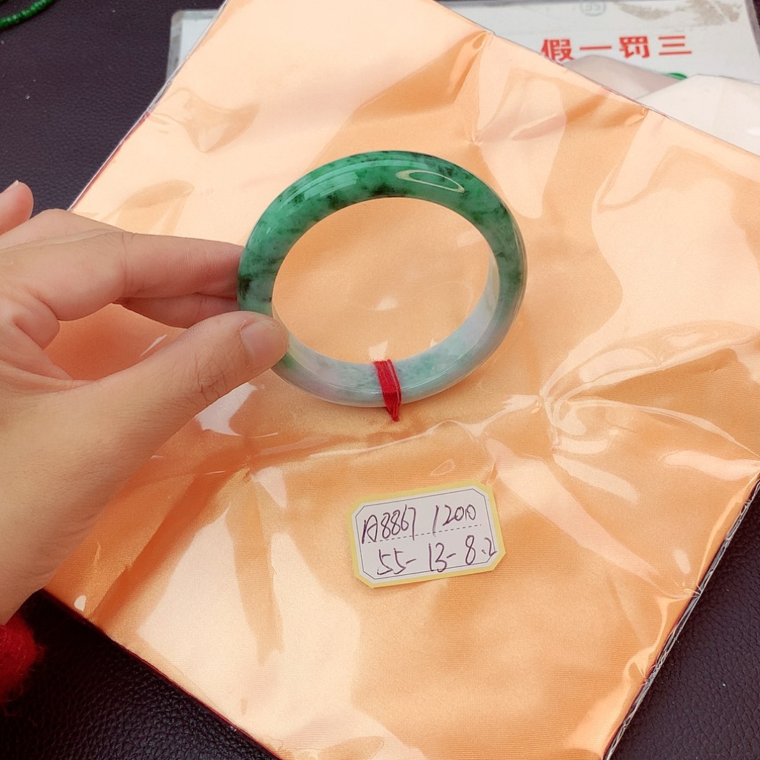 翡翠手镯未镶嵌翡翠