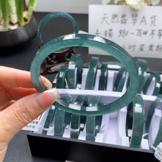 翡翠手镯未镶嵌65尺寸