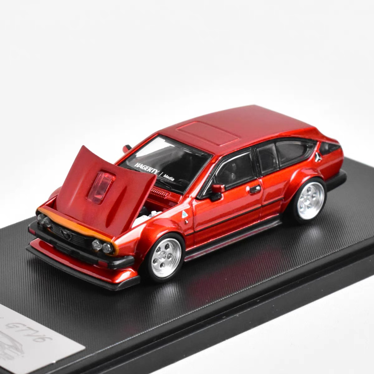 RM 1:64 阿尔法罗密欧 红色Alfa Romeo GTV6开盖版仿真合金车模