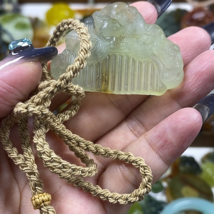 未镶嵌蛇纹石玉吊坠
