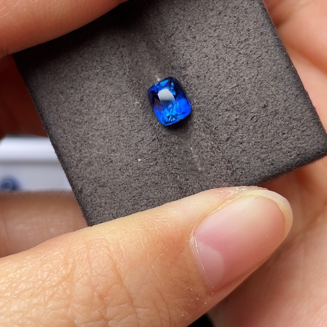 蓝宝石裸石1.04克拉天然蓝宝石