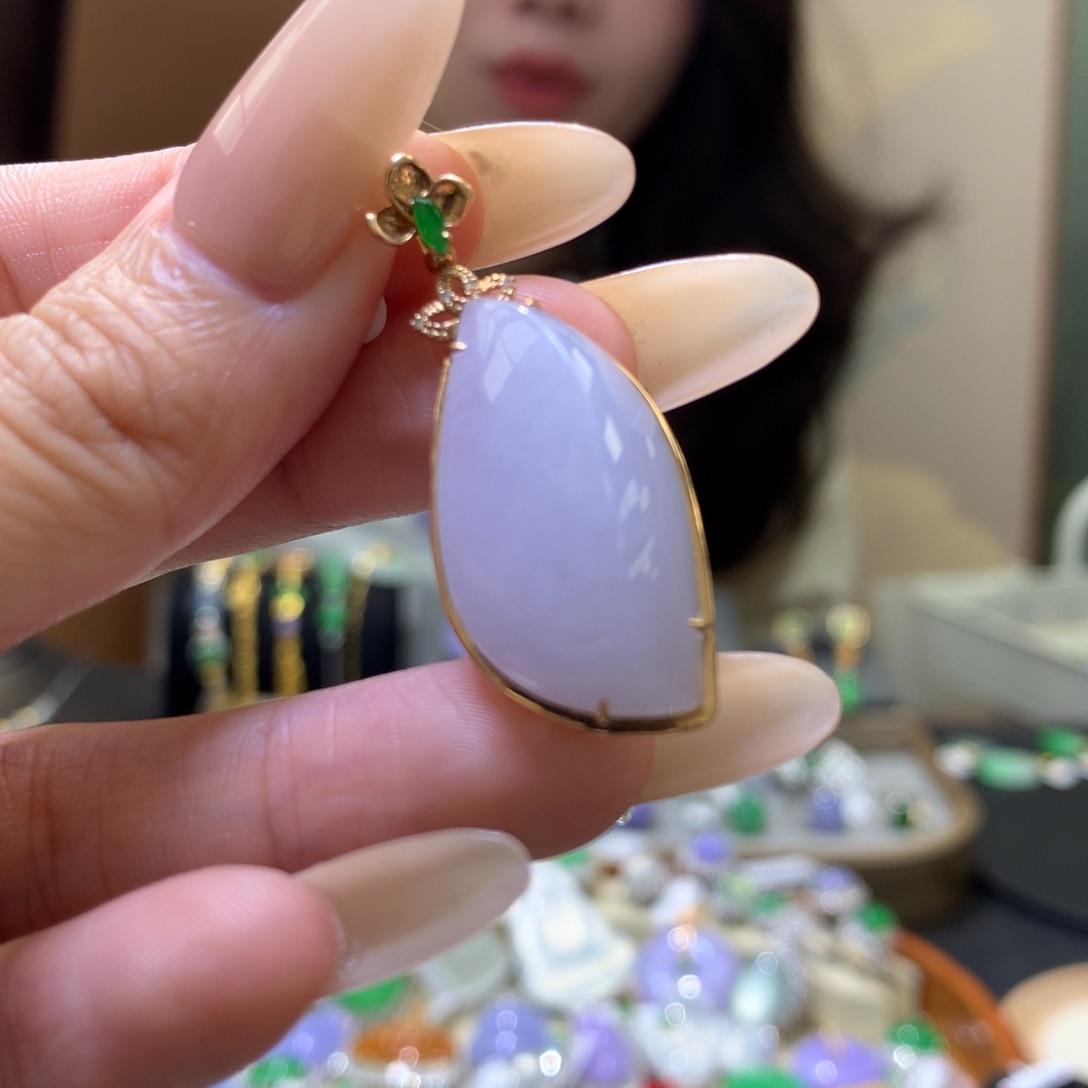 颈饰18K金镶嵌翡翠