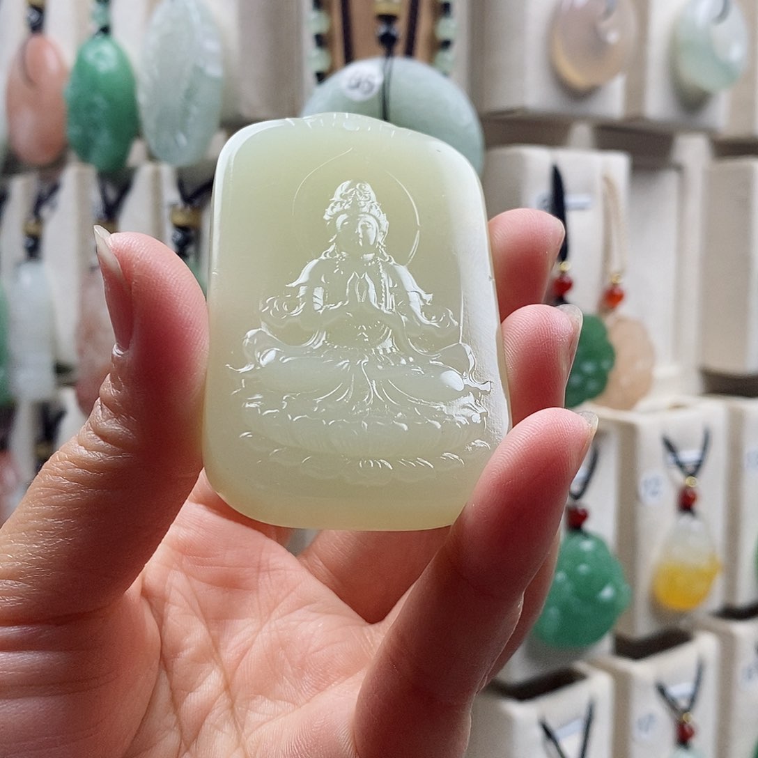 石英质玉未镶嵌颈饰