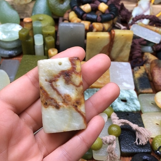 岫玉未镶嵌颈饰岫