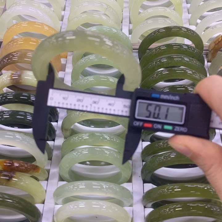 岫玉未镶嵌手镯（圆镯）