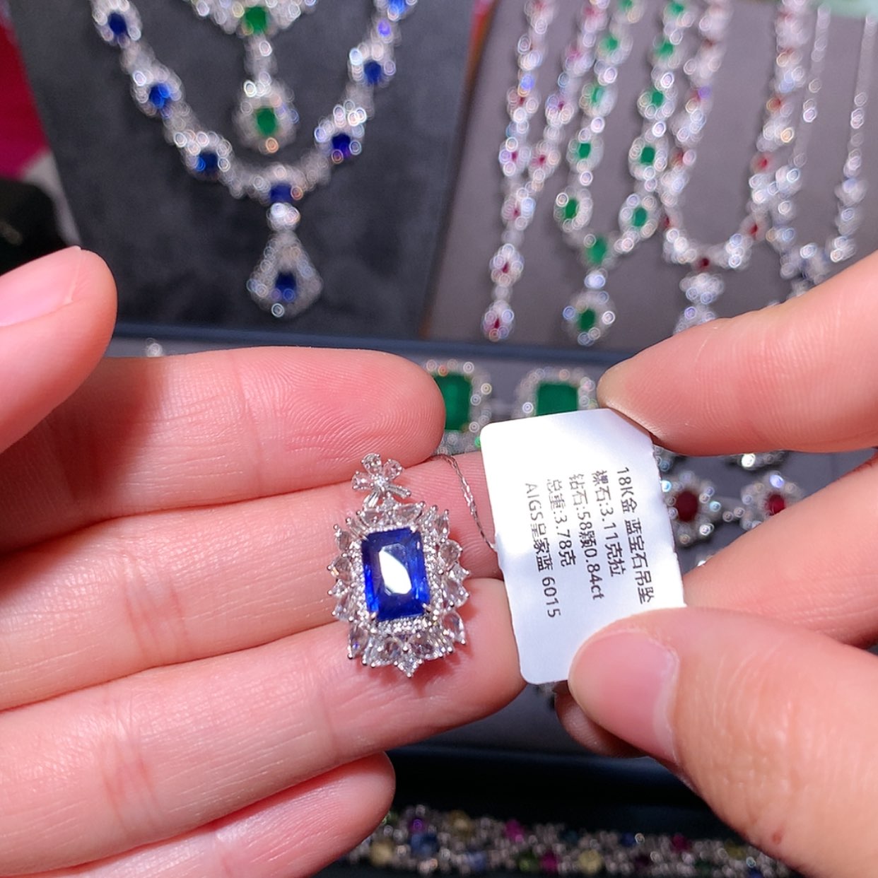 【闪购商品】蓝宝石吊坠18K金镶嵌