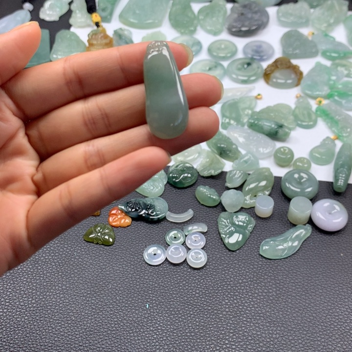 翡翠颈饰未镶嵌瓜