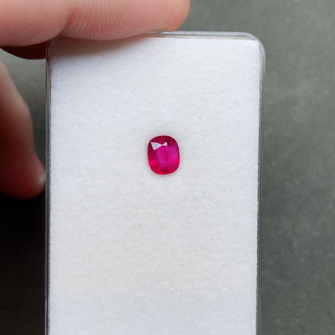 红宝石裸石未镶嵌1.07克拉无烧鸽血红吉尔德证书