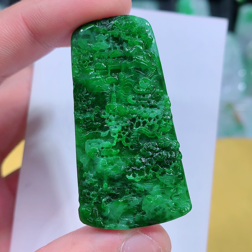 天然A货缅甸翡翠满辣绿色手工精雕山水牌吊坠，照片左滑看尺寸