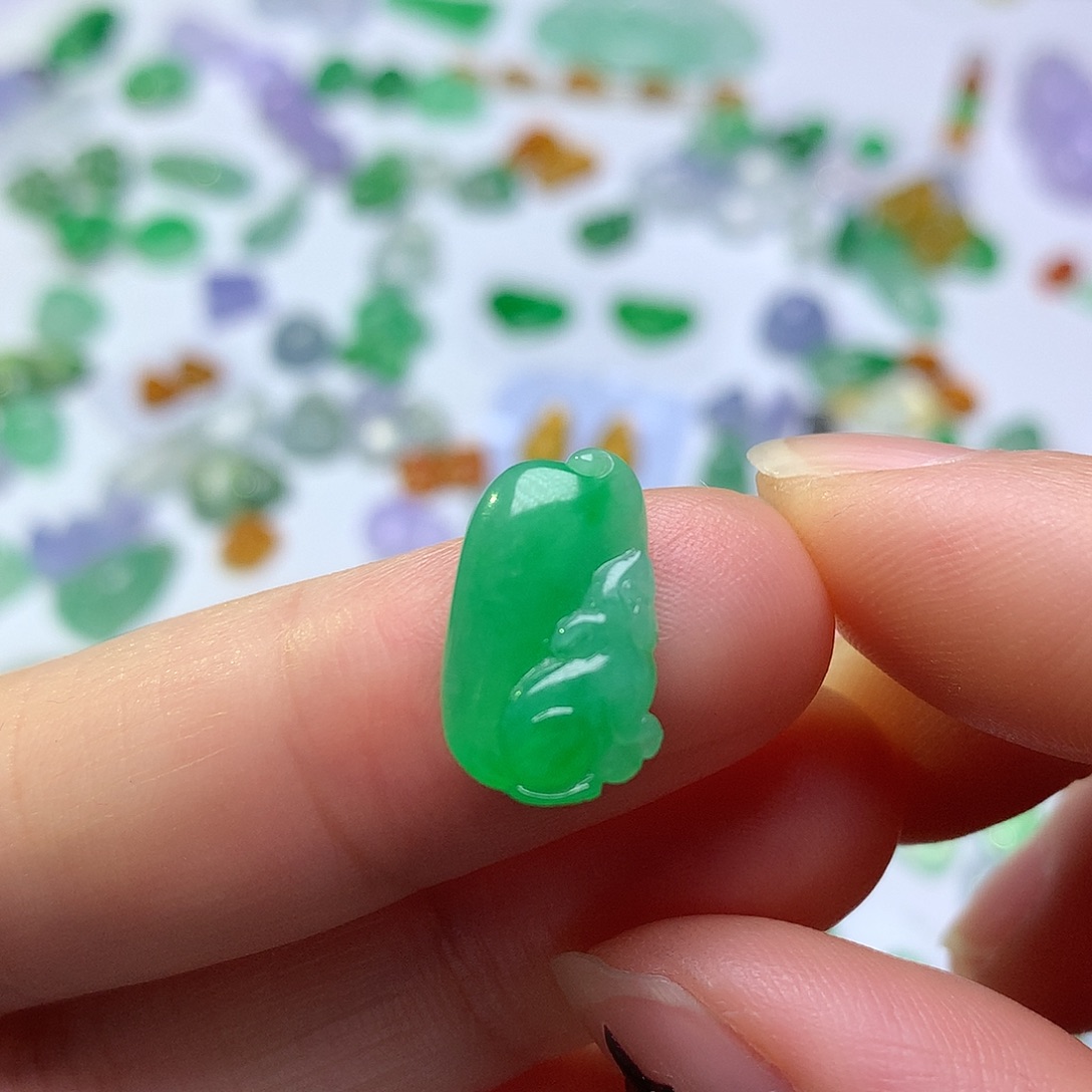 翡翠未镶嵌颈饰松鼠