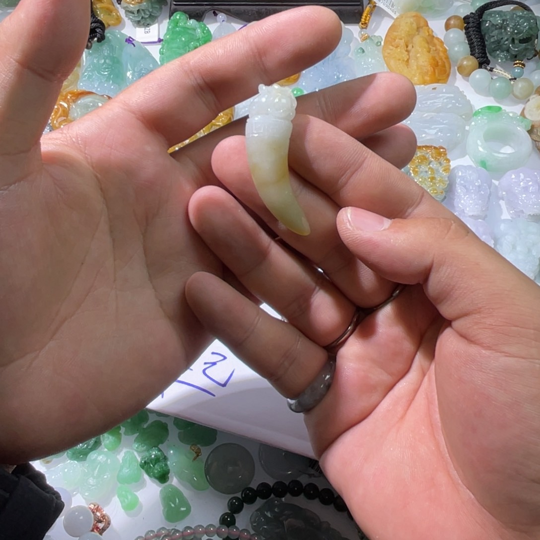 翡翠颈饰未镶嵌妞*天然