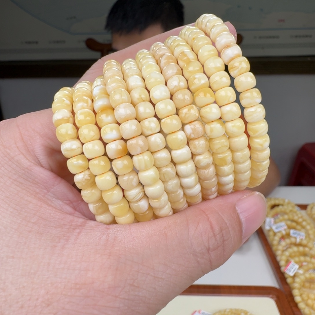 蜜蜡未镶嵌裸石多样性发其一