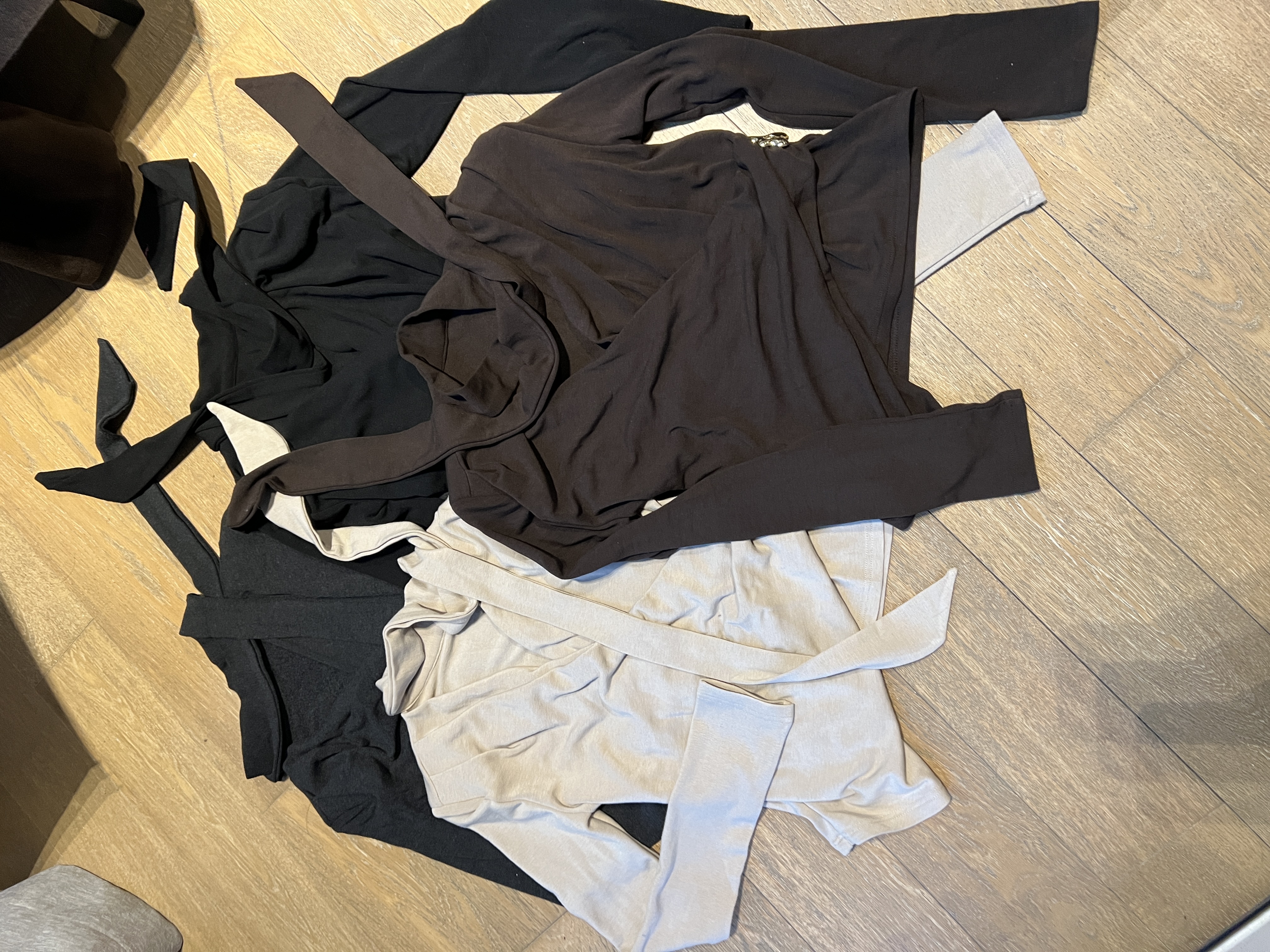 2025秋冬时尚设计飘带V领女人味十足上衣